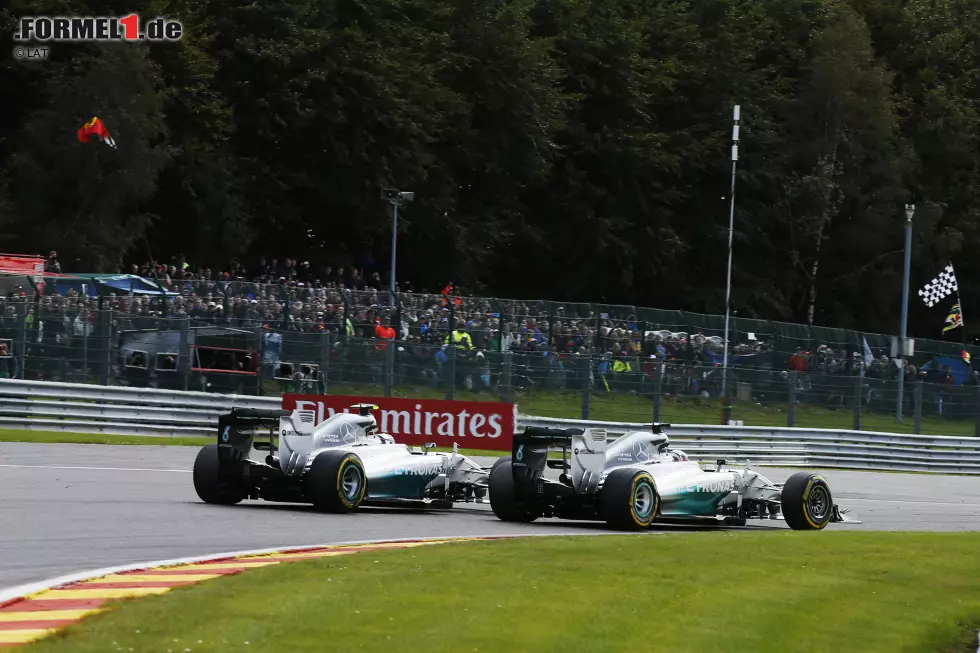 Foto zur News: #7: &quot;Inakzeptabel&quot;: Belgischer Flügelsalat bei Mercedes. Das Teamduell zwischen Lewis Hamilton und Nico Rosberg erreicht seinen Höhepunkt, als der Deutsche seinem Stallgefährten bei einem zu optimistischen Überholversuch in Spa-Francorchamps den Reifen aufschlitzt. Mercedes verschenkt einen sicheren Sieg, die Chefetage tobt - rudert mit ihrer Rosberg-Kritik aber kurz darauf zurück und nutzt den Eklat, um bis zum Saisonende Frieden zu stiften. Die Befürworter meinen: Da war wenigstens Feuer mit Duell. Die Kritiker meinen: So schadet man sich nur selbst.