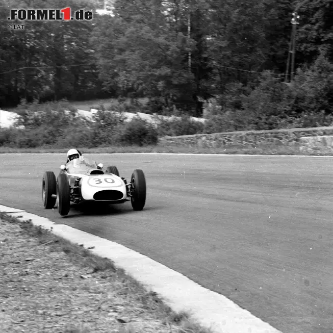 Lance Reventlow hatte als Sohn der Woolworth-Erbin und eines dänischen Grafen eine sehenswerte Ahnenreihe und ein ausschweifendes Leben, aber auch große Ambitionen im Motorsport. Nach Erfahrungen im Sportwagen-Bereich und der Formel 2 gründete er sein eigenes Team, nahm in der Formel 1 aber nur an einem einzigen Rennen teil. Beim Belgien-Grand-Prix 1960 gab schon in der zweiten Runde sein Motor auf. Foto zur News: Lance Reventlow hatte als Sohn der Woolworth-Erbin und eines dänischen Grafen eine sehenswerte Ahnenreihe und ein ausschweifendes Leben, aber auch große Ambitionen im Motorsport. Nach Erfahrungen im Sportwagen-Bereich und der Formel 2 gründete er sein eigenes Team, nahm in der Formel 1 aber nur an einem einzigen Rennen teil. Beim Belgien-Grand-Prix 1960 gab schon in der zweiten Runde sein Motor auf.