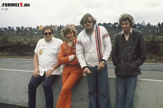 Die schwärzeste Stunde: Trotz des Sieges in Zandvoort muss Lord Hesketh 1975 einsehen, dass er sich mit dem Ansatz, aus ästhetischen Gründen auf Sponsoren zu verzichten, finanziell übernommen hat. Zwar wird das Team ohne seine direkte Beteiligung weitergeführt, doch dafür müssen die Sponsoren Penthouse (Erotikmagazin) und Rizla (Zigarettenpapier) an Bord kommen. An die sportlichen Erfolge mit James Hunt kann Hesketh nie wieder anknüpfen. Foto zur News: Die schwärzeste Stunde: Trotz des Sieges in Zandvoort muss Lord Hesketh 1975 einsehen, dass er sich mit dem Ansatz, aus ästhetischen Gründen auf Sponsoren zu verzichten, finanziell übernommen hat. Zwar wird das Team ohne seine direkte Beteiligung weitergeführt, doch dafür müssen die Sponsoren Penthouse (Erotikmagazin) und Rizla (Zigarettenpapier) an Bord kommen. An die sportlichen Erfolge mit James Hunt kann Hesketh nie wieder anknüpfen.