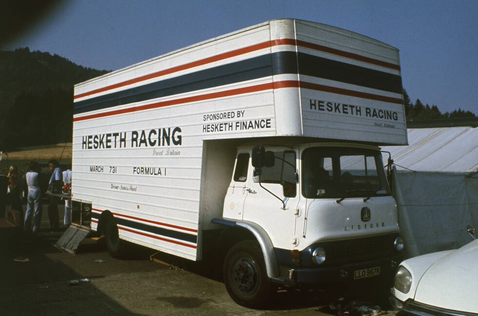 Foto zur News: Nummer 5: Schon in der Formel 3 macht sich Lord Hesketh einen Namen, weil sein Team unabhängig von den (teilweise grottenschlechten) Ergebnissen Champagner schlürfen und wilde Partys feiern darf. Fahrer James Hunt trägt einen Rennoverall mit der Aufschrift: &quot;Sex, das Frühstück der Champions&quot;. Zwischen 1973 und 1978 fährt Hesketh in der Formel 1. Und ist lange vor Red Bull deren erste Spaßtruppe.