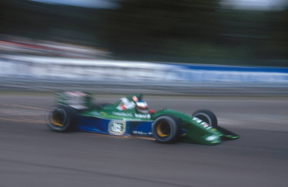 Foto zur News: Nummer 3: Eddie Jordan steigt mit seinem Team 1991 in die Formel 1 ein und ist mit dem fünften WM-Rang bei den Konstrukteuren die große Sensation. Noch in der Premierensaison debütiert ein gewisser Michael Schumacher im knallgrünen Auto, das Riesentalent wechselt aber nach nur einem Grand Prix (Ausfall in der ersten Runde in Spa-Francorchamps) zu Benetton.