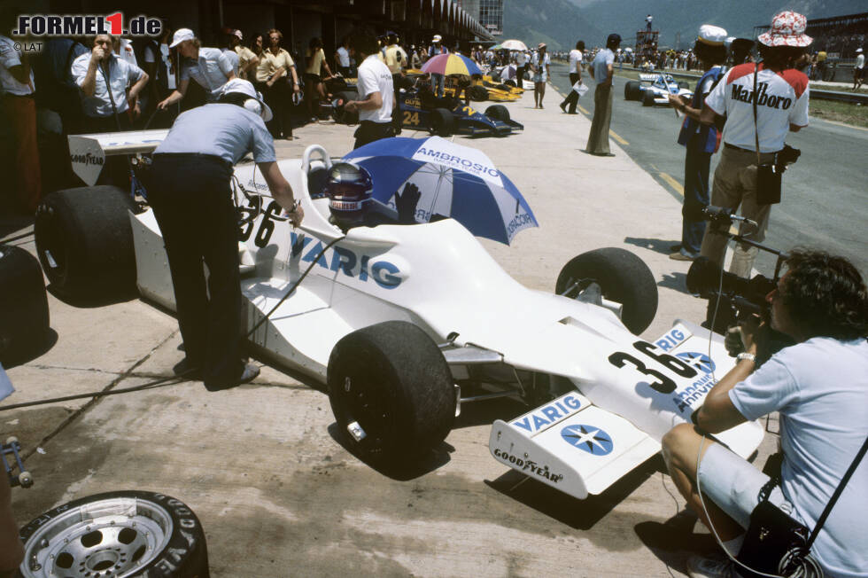 Nummer 12: Der italienische Pasta-Millionär Franco Ambrosio sowie die ehemaligen Shadow-Techniker Alan Rees, Jackie Oliver, Dave Wass und Tony Southgate (die Initialen ihrer Nachnamen bilden den Teamnamen) gründen 1977 den Rennstall Arrows. Bereits beim dritten Rennen, in Long Beach 1978, sammelt Riccardo Patrese den ersten WM-Punkt. Zwischen 1991 und 1996 heißt das Team, das zwischenzeitlich mit Porsche-Motoren fährt, wegen des Engagements des japanischen Geschäftsmannes Wataru Ohashi Footwork. Nummer 12: Der italienische Pasta-Millionär Franco Ambrosio sowie die ehemaligen Shadow-Techniker Alan Rees, Jackie Oliver, Dave Wass und Tony Southgate (die Initialen ihrer Nachnamen bilden den Teamnamen) gründen 1977 den Rennstall Arrows. Bereits beim dritten Rennen, in Long Beach 1978, sammelt Riccardo Patrese den ersten WM-Punkt. Zwischen 1991 und 1996 heißt das Team, das zwischenzeitlich mit Porsche-Motoren fährt, wegen des Engagements des japanischen Geschäftsmannes Wataru Ohashi Footwork.