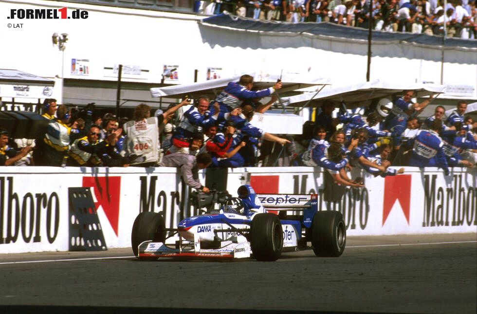 Der größte Erfolg: In Long Beach 1982 holt Riccardo Patrese die einzige Pole-Position in der Teamgeschichte und führt das Rennen bis zu seinem Ausfall an. Noch knapper an einen Sieg heran kommt Damon Hill 1997 in Budapest, als er mit seinem Arrows-Yamaha aufgrund von Hydraulikproblemen erst in der allerletzten Runde seine überlegene Führung verliert. Hill ist Ende 1996 (nicht ganz freiwillig) als amtierender Weltmeister vom Topteam Williams zum Hinterbänkler Arrows gewechselt. Der größte Erfolg: In Long Beach 1982 holt Riccardo Patrese die einzige Pole-Position in der Teamgeschichte und führt das Rennen bis zu seinem Ausfall an. Noch knapper an einen Sieg heran kommt Damon Hill 1997 in Budapest, als er mit seinem Arrows-Yamaha aufgrund von Hydraulikproblemen erst in der allerletzten Runde seine überlegene Führung verliert. Hill ist Ende 1996 (nicht ganz freiwillig) als amtierender Weltmeister vom Topteam Williams zum Hinterbänkler Arrows gewechselt.