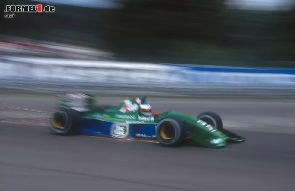 Nummer 3: Eddie Jordan steigt mit seinem Team 1991 in die Formel 1 ein und ist mit dem fünften WM-Rang bei den Konstrukteuren die große Sensation. Noch in der Premierensaison debütiert ein gewisser Michael Schumacher im knallgrünen Auto, das Riesentalent wechselt aber nach nur einem Grand Prix (Ausfall in der ersten Runde in Spa-Francorchamps) zu Benetton. Foto zur News: Nummer 3: Eddie Jordan steigt mit seinem Team 1991 in die Formel 1 ein und ist mit dem fünften WM-Rang bei den Konstrukteuren die große Sensation. Noch in der Premierensaison debütiert ein gewisser Michael Schumacher im knallgrünen Auto, das Riesentalent wechselt aber nach nur einem Grand Prix (Ausfall in der ersten Runde in Spa-Francorchamps) zu Benetton.
