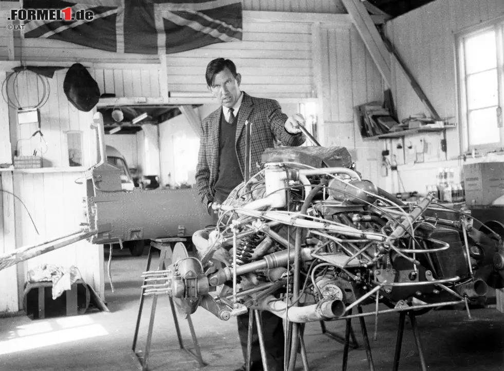 Nummer 2: Bereits 1966 steigt Ken Tyrrell, die "englische Eiche", als Teamchef in die Formel 1 ein und leitet ab 1968 den Einsatz des französischen Herstellers Matra. 1969 wird Jackie Stewart auf Matra erstmals Weltmeister, aber erst im Jahr 1970 (nach einem Intermezzo mit einem March-Chassis) debütiert mit dem 001 der erste Eigenbau-Tyrrell in der Königsklasse. Geschichte schreibt auch der kuriose Sechsrad-Tyrrell P34, der 1976 in Anderstorp immerhin einen Grand Prix gewinnt. Foto zur News: Nummer 2: Bereits 1966 steigt Ken Tyrrell, die "englische Eiche", als Teamchef in die Formel 1 ein und leitet ab 1968 den Einsatz des französischen Herstellers Matra. 1969 wird Jackie Stewart auf Matra erstmals Weltmeister, aber erst im Jahr 1970 (nach einem Intermezzo mit einem March-Chassis) debütiert mit dem 001 der erste Eigenbau-Tyrrell in der Königsklasse. Geschichte schreibt auch der kuriose Sechsrad-Tyrrell P34, der 1976 in Anderstorp immerhin einen Grand Prix gewinnt.