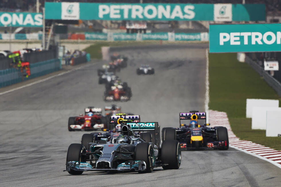 Foto zur News: Schon in Malaysia rückt das Team aus Brackley den Fauxpas wieder gerade. Hamilton siegt in überlegener Manier und lässt der Konkurrenz wieder einmal keine Chance. Mit fast 25 Sekunden Rückstand ist es diesmal Sebastian Vettel, der sich den Silberpfeilen am nächsten nähern kann - wenn man von nähern überhaupt sprechen kann.