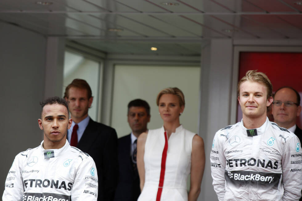 Foto zur News: Erste Risse scheint die heile Mercedes-Welt nämlich bereits im Fürstentum von Monaco zu bekommen. Weil Rosberg im Qualifying einen Fehler macht, wird Hamilton um seine Pole-Chance gebracht und fühlt sich betrogen. Viele fürchten am Sonntag eine undurchdachte Aktion, doch Hamilton behält einen kühlen Kopf, während sich Rosberg den Sieg sichert. In der Konstrukteurs-WM ist Mercedes zu diesem Zeitpunkt bereits unfassbare 141 Punkte voraus.