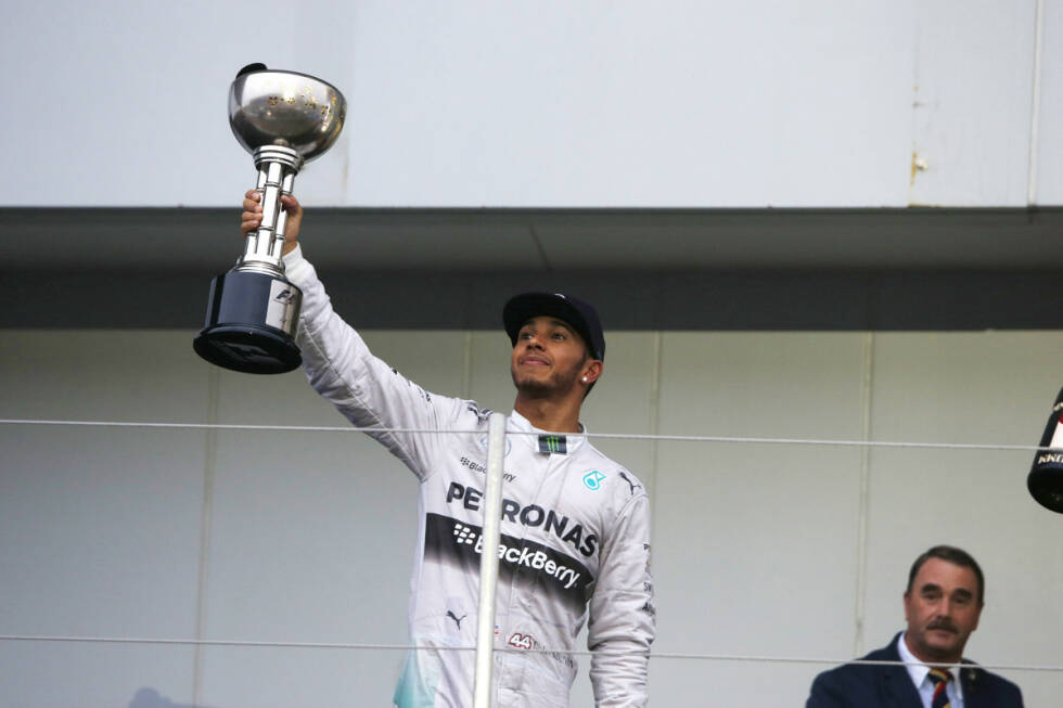Foto zur News: Und der soll auch nicht mehr schmelzen. Lewis Hamilton legt nach dem bitteren Aus von Spa drei Glanzrennen hin und gewinnt Monza, Singapur und Japan in souveräner Manier. Und eigentlich steht die Konstrukteursmeisterschaft auch bereits nach dem Großen Preis von Japan fest. Eigentlich. Denn durch die doppelten Punkte von Abu Dhabi hat Red Bull immer noch die Möglichkeit, Mercedes rechnerisch abzufangen.