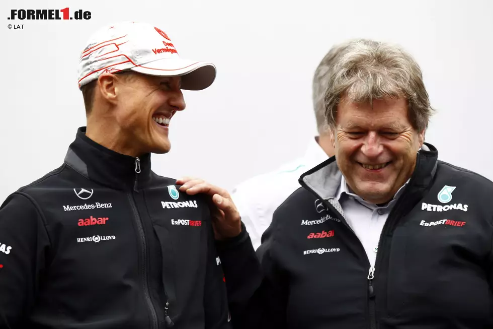 Foto zur News: Das Engagement von Michael Schumacher und Norbert Haug steht dabei sinnbildlich für die jahrelange Vorbereitung, die letzten Endes zu diesem Titel geführt hat. Denn immer wieder betonen Fahrer und Verantwortliche, dass in den schwierigen Anfangsjahren der Grundstein für die heutige Dominanz der Silberpfeile gelegt wurde.