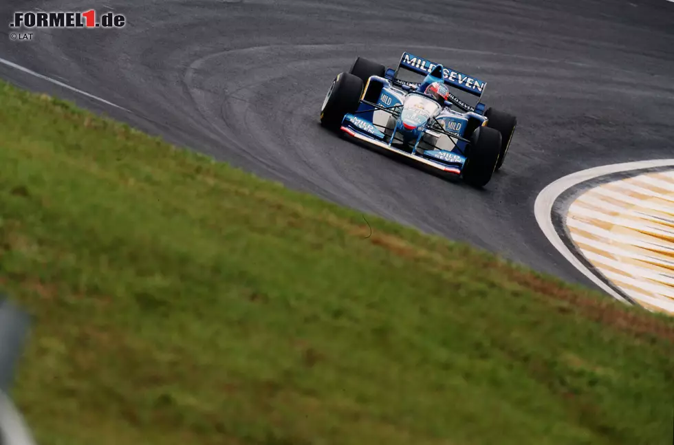 Foto zur News: Beim Saisonauftakt in Sao Paulo sichert sich Schumacher nach einem Trainingsunfall den zweiten Startplatz, hinter seinem Erzrivalen Damon Hill auf Williams. Hill sollte in 17 Qualifyings zwölfmal vor Schumacher landen und das Pole-Duell der Titelanwärter 1995 mit 7:4 gewinnen.