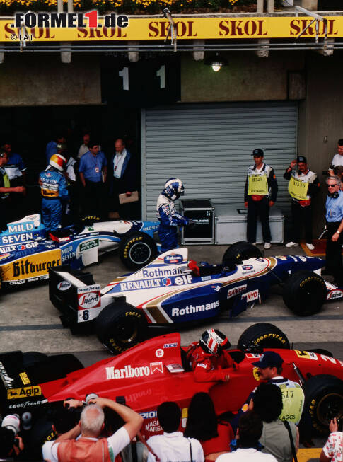 Foto zur News: 26. März 1995: Schumacher gewinnt den Grand Prix von Brasilien vor David Coulthard (Williams) und Gerhard Berger (Ferrari). Hill scheidet in Führung liegend wegen eines Radaufhängungs-Defekts aus. Aber weil die von der FIA genommenen Benzinproben nicht mit den Mustern übereinstimmen, die vor Saisonbeginn hinterlegt wurden, werden Schumacher und Coulthard nachträglich disqualifiziert. Berger ist somit erster WM-Führender.