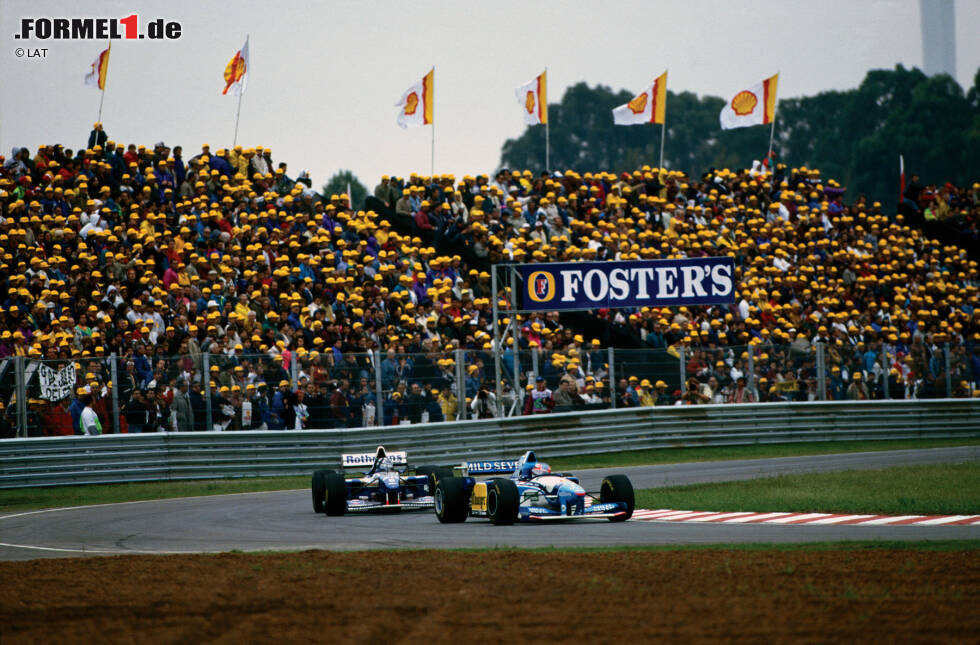 Foto zur News: 9. April 1995: Hill überholt Schumacher beim Comeback des Grand Prix von Argentinien in Buenos Aires in der elften Runde. Als Benetton auch noch bei einem der Boxenstopps sieben Sekunden verliert, ist die Chance auf den Sieg dahin. Berger bleibt mit elf Punkten aus zwei Rennen WM-Leader - aber nur bis Donnerstag der darauffolgenden Woche, denn das FIA-Berufungsgericht macht die Disqualifikationen von Schumacher und Coulthard in Sao Paulo rückgängig. Urteil: Die Fahrer dürfen ihre Punkte behalten, die Teams verlieren aber jene für die Konstrukteurswertung.