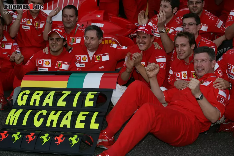 Der 22. Oktober hat für Schumacher übrigens eine besondere Bedeutung: Elf Jahre nach dem Gewinn seiner zweiten Weltmeisterschaft beendet er beim Grand Prix von Brasilien 2006 (vermeintlich) seine Karriere. Zwar reicht es gegen Fernando Alonso (für das ehemalige Benetton-Team Renault unter Regie von Briatore am Start) nicht zum achten WM-Titel, aber nach Reifenschaden zeigt Schumacher vom 19. auf den vierten Platz eine sensationelle Aufholjagd - eine der besten seiner Karriere, wie viele finden. Foto zur News: Der 22. Oktober hat für Schumacher übrigens eine besondere Bedeutung: Elf Jahre nach dem Gewinn seiner zweiten Weltmeisterschaft beendet er beim Grand Prix von Brasilien 2006 (vermeintlich) seine Karriere. Zwar reicht es gegen Fernando Alonso (für das ehemalige Benetton-Team Renault unter Regie von Briatore am Start) nicht zum achten WM-Titel, aber nach Reifenschaden zeigt Schumacher vom 19. auf den vierten Platz eine sensationelle Aufholjagd - eine der besten seiner Karriere, wie viele finden.