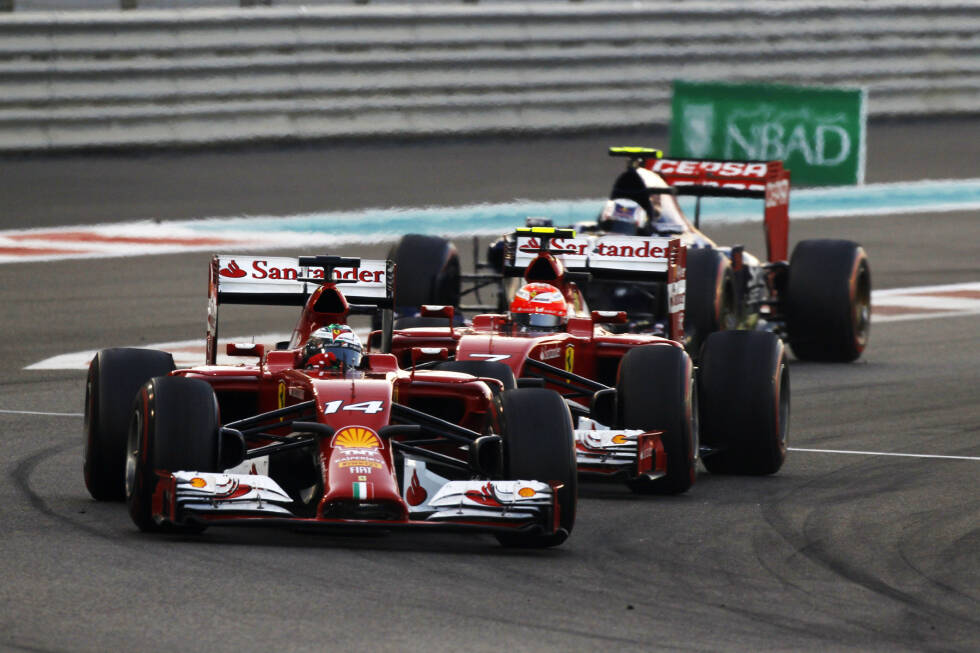 Foto zur News: Kimi Räikkönen wehrt sich nicht großartig, als Fernando Alonso an ihm vorbeigeht und Platz fünf übernimmt. Womit der Ferrari-Finne eher nicht gerechnet hätte: dass bei der Gelegenheit auch gleich Daniil Kwjat (scheidet später mit Antriebsdefekt aus) durchrutscht und sein Teamkollege am Ende der fünften Runde ohnehin an die Box kommt, um die abbauenden Supersoft-Reifen loszuwerden.