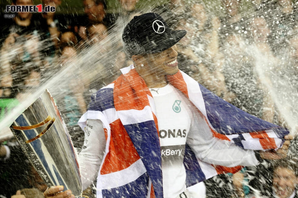Foto zur News: Weltmeister! Lewis Hamilton hat es geschafft, zum zweiten Mal nach 2008. Aber danach sieht es beim Grand Prix von Abu Dhabi nicht immer aus. Nach dem Qualifying am Samstag schöpft Nico Rosberg noch einmal Hoffnung: &quot;Vielleicht hat Lewis heute ein bisschen