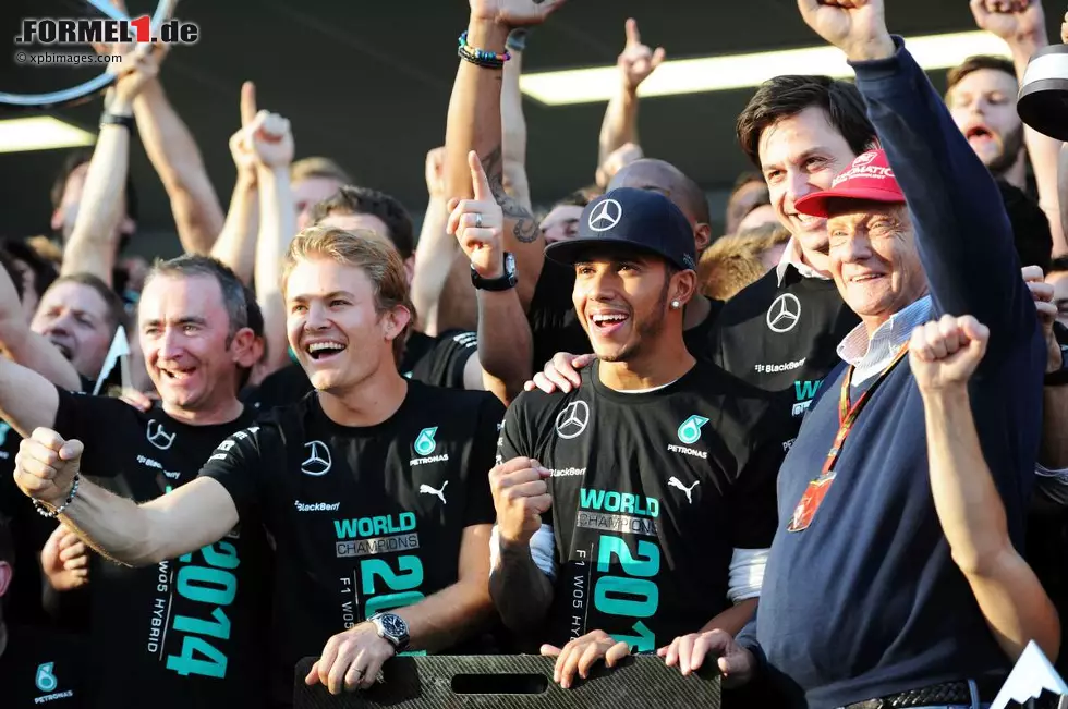 Am Ende ist es eine silberne Party, getrübt von der Sorge um Jules Bianchi. Mercedes feiert den ersten Konstrukteurs-Titel in der Markengeschichte und knüpft an die legendären Erfolge der Fünfzigerjahre an, während das Duell um die Fahrerkrone sich zuspitzt... Foto zur News: Am Ende ist es eine silberne Party, getrübt von der Sorge um Jules Bianchi. Mercedes feiert den ersten Konstrukteurs-Titel in der Markengeschichte und knüpft an die legendären Erfolge der Fünfzigerjahre an, während das Duell um die Fahrerkrone sich zuspitzt...