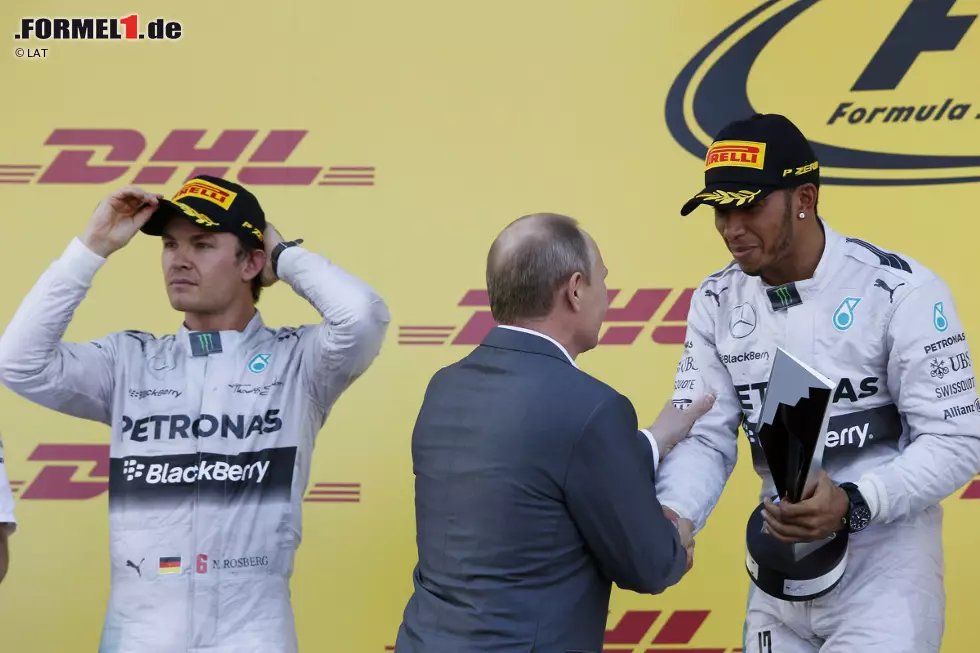 Foto zur News: Um einem Präsidenten die Hand zu schütteln, muss man einiges erreicht haben: Lewis Hamilton verdient sich die Ehre der Bekanntschaft mit Wladimir Putin mit dem Rennsieg bei der Grand-Prix-Premiere in Sotschi. Für den Mercedes-Star ist es ein Erfolg auf ganzer Linie: Vierter Sieg in Serie, WM-Gesamtführung ausgebaut und mit seinem Team den Konstrukteurs-Titel eingetütet.