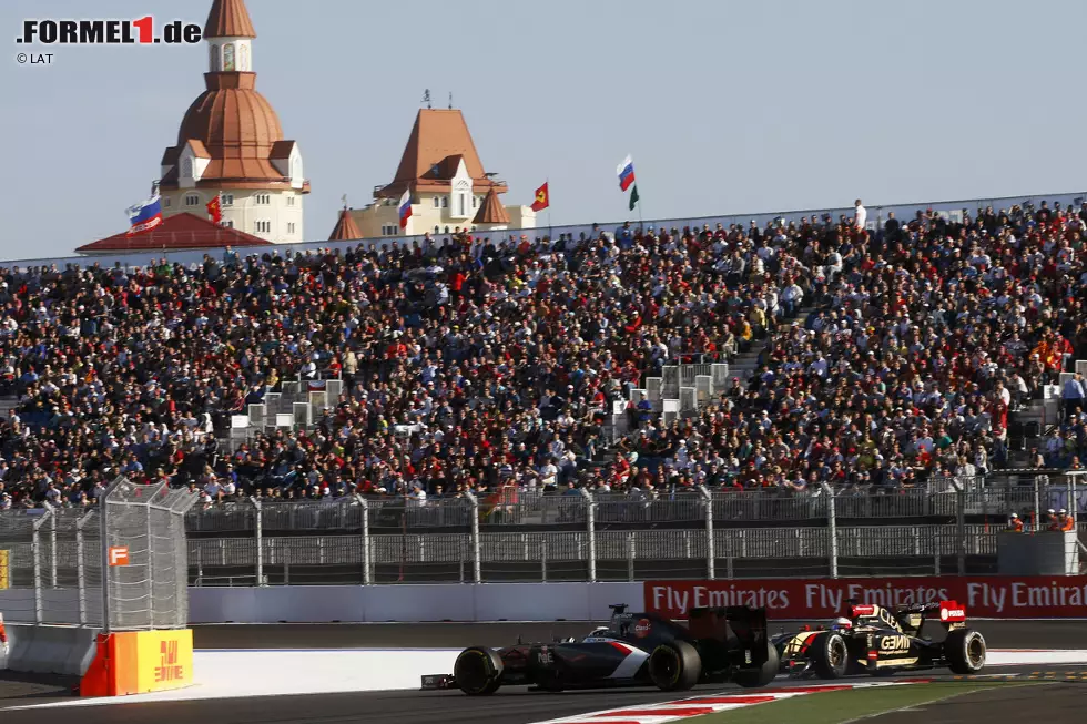 Der einzigen Kollision des Tages fällt Adrian Sutil (16.) zum Opfer. Der Sauber-Pilot wird von Romain Grosjean umgedreht, wofür der Franzose eine Fünf-Sekunden-Strafe aufgebrummt bekommt. Foto zur News: Der einzigen Kollision des Tages fällt Adrian Sutil (16.) zum Opfer. Der Sauber-Pilot wird von Romain Grosjean umgedreht, wofür der Franzose eine Fünf-Sekunden-Strafe aufgebrummt bekommt.
