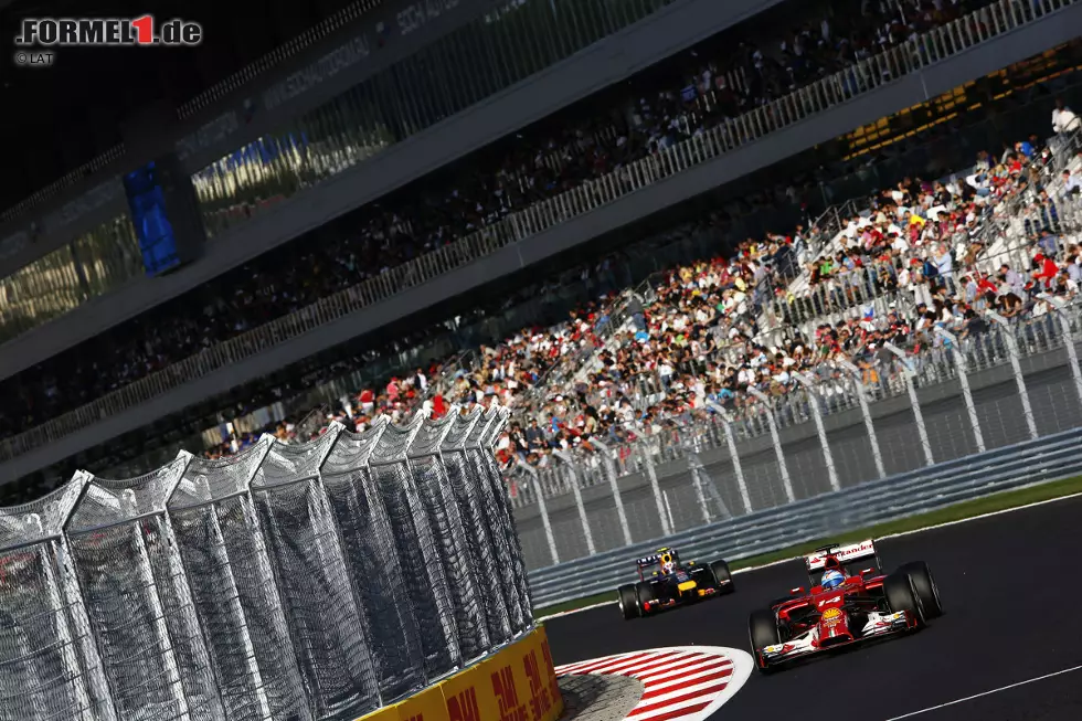 Fernando Alonso (6.) bekommt gegen Rennende nochmal mächtig Druck von Daniel Ricciardo, doch der Australier findet keinen Weg vorbei am Ferrari. Foto zur News: Fernando Alonso (6.) bekommt gegen Rennende nochmal mächtig Druck von Daniel Ricciardo, doch der Australier findet keinen Weg vorbei am Ferrari.