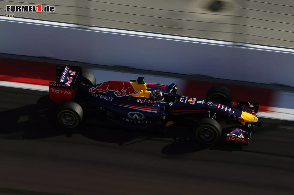 Obwohl Sebastian Vettel sich in der ersten Rennphase vom Teamkollegen, der indirekt eine Stallregie im Funk gefordert hatte, absetzten konnte, landet der Heppenheimer am Ende wieder hinter Ricciardo. Platz acht ist auf einen zu späten Boxenstopp und die andauernden Balance-Probleme aus dem Qualifying zurückzuführen. Foto zur News: Obwohl Sebastian Vettel sich in der ersten Rennphase vom Teamkollegen, der indirekt eine Stallregie im Funk gefordert hatte, absetzten konnte, landet der Heppenheimer am Ende wieder hinter Ricciardo. Platz acht ist auf einen zu späten Boxenstopp und die andauernden Balance-Probleme aus dem Qualifying zurückzuführen.