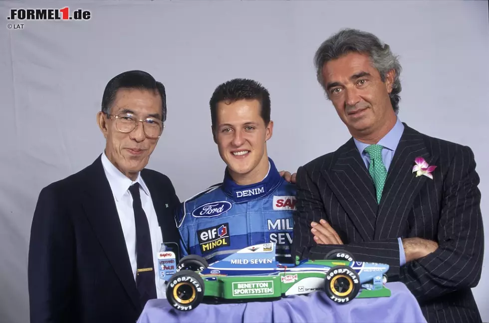 Foto zur News: Davon ahnt Schumacher nichts, als der Tabakkonzern Mild Seven vor dem Saisonstart sein Sponsoring vorstellt. An der Seite des Deutschen ist Flavio Briatore, der als Teamchef die Geschicke bei Benetton leitet und außerdem auf JJ Lehto, doch der Finne wird zu Saisonbeginn aufgrund einer Nackenverletzung bei den Testfahrten durch Jos Verstappen ersetzt.