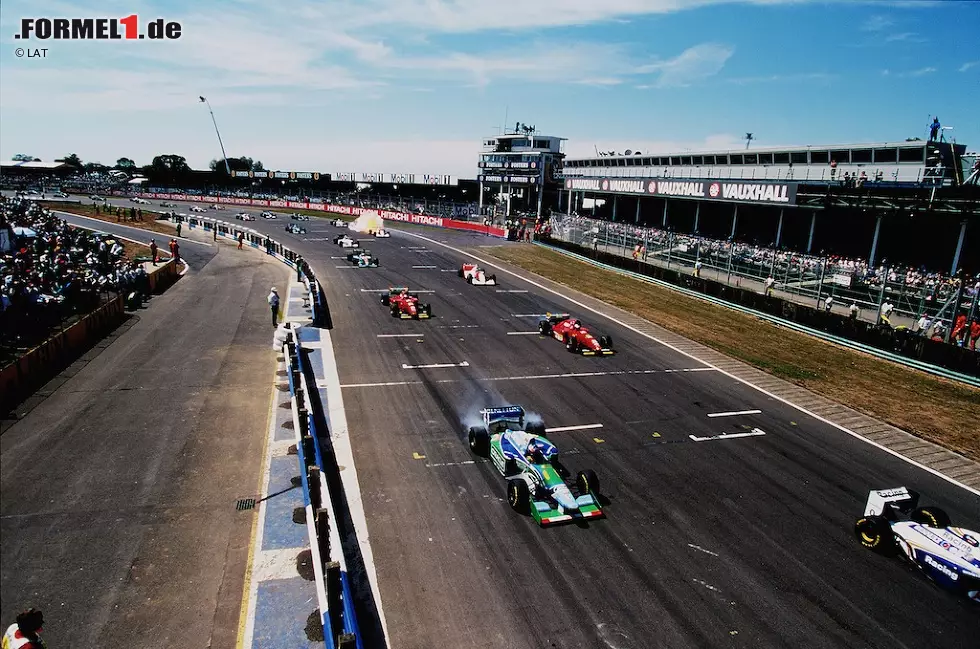 Es passiert tatsächlich: In der Einführungsrunde zum Großbritannien-Grand-Prix in Silverstone überholt Schumacher Pole-Mann Hill und kassiert dafür eine fünfsekündige Strafe. Briatore will das nicht akzeptieren, woraufhin die Rennleitung die Sanktion in eine Stop-and-Go-Strafe umwandelt. Er teilt seinem Piloten mit, dass er die Buße weiter ignorieren soll, um später dagegen vorzugehen. Es gibt die Schwarze Flagge und damit die Disqualifikation. Hill siegt, doch das ist fast Randnotiz, schließlich zieht Benetton in der Folge vor das Sportgericht. Schumacher bleiben weitere Repressalien erspart, doch er fährt nur auf Bewährung weiter. Foto zur News: Es passiert tatsächlich: In der Einführungsrunde zum Großbritannien-Grand-Prix in Silverstone überholt Schumacher Pole-Mann Hill und kassiert dafür eine fünfsekündige Strafe. Briatore will das nicht akzeptieren, woraufhin die Rennleitung die Sanktion in eine Stop-and-Go-Strafe umwandelt. Er teilt seinem Piloten mit, dass er die Buße weiter ignorieren soll, um später dagegen vorzugehen. Es gibt die Schwarze Flagge und damit die Disqualifikation. Hill siegt, doch das ist fast Randnotiz, schließlich zieht Benetton in der Folge vor das Sportgericht. Schumacher bleiben weitere Repressalien erspart, doch er fährt nur auf Bewährung weiter.
