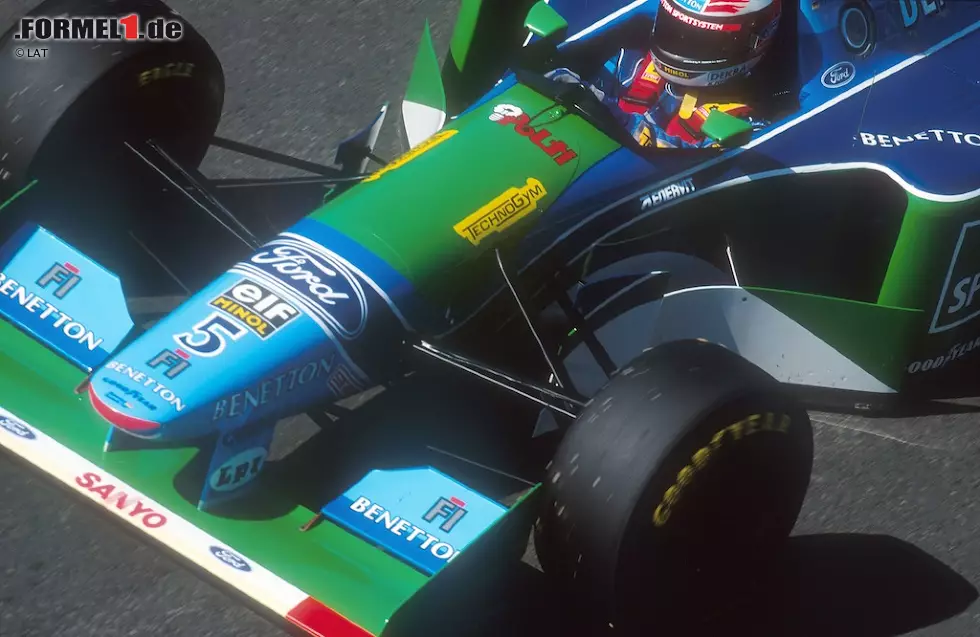 Das Blatt scheint sich nach einem weiteren Triumph in Ungarn erst im belgischen Spa-Francorchamps zu wenden: Statt "Schumi, Fritten, Bier - darum sind wir hier" gibt es im Ardennen-Theater "Kabale und Liebe", wobei ersteres eindeutig dominiert. In einer wegen der schweren Unfälle der Saison per Schikane entschärften Eau Rouge fährt Schumacher im Regen auf Startplatz zwei hinter Sensationsmann Barrichello. Das Rennen im Trockenen gewinnt der Kerpener, doch am Abend kommt die Ernüchterung... Foto zur News: Das Blatt scheint sich nach einem weiteren Triumph in Ungarn erst im belgischen Spa-Francorchamps zu wenden: Statt "Schumi, Fritten, Bier - darum sind wir hier" gibt es im Ardennen-Theater "Kabale und Liebe", wobei ersteres eindeutig dominiert. In einer wegen der schweren Unfälle der Saison per Schikane entschärften Eau Rouge fährt Schumacher im Regen auf Startplatz zwei hinter Sensationsmann Barrichello. Das Rennen im Trockenen gewinnt der Kerpener, doch am Abend kommt die Ernüchterung...