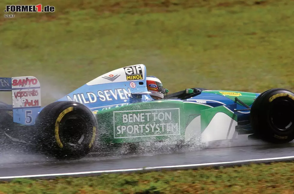 Foto zur News: Schumachers vermeintlich größter Konkurrent ist Ayrton Senna. Nach seinem Wechsel zu Williams glauben alle, dass gegen den besten Piloten im besten Auto kein Kraut gewachsen sein würde. Der Saisonauftakt in Brasilien untermauert diese These: Nach einer Pole-Position für den dreifachen Weltmeister ist Schumacher im Rennen jedoch besser unterwegs, schnappt dem Lokalmatadoren beim Boxenstopp die Führung weg und treibt ihn bei der anschließenden Aufholjagd in einen Fehler. Eine Wachablösung? Das glaubt zunächst niemand.