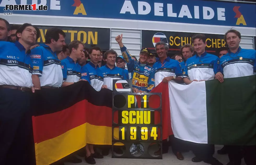 Nach einer denkwürdigen Saison 1994 ist es geschafft: Michael Schumacher krönt sich zum ersten deutschen Formel-1-Weltmeister. Als der Kerpener mit einem schwarzen Cowboy-Hut auf dem Kopf, seinem bis zum Bauchnabel aufgeknöpften weißen Hemd, blauen Jeans und hellbraunen Cowboy-Stiefeln den Titel bis 4:55 Uhr am nächsten Morgen feiert, liegen hinter ihm neben vielen Erfolgen auch zwei der größten Kontroversen der jüngeren Motorsport-Geschichte und zwei Tragödien. Foto zur News: Nach einer denkwürdigen Saison 1994 ist es geschafft: Michael Schumacher krönt sich zum ersten deutschen Formel-1-Weltmeister. Als der Kerpener mit einem schwarzen Cowboy-Hut auf dem Kopf, seinem bis zum Bauchnabel aufgeknöpften weißen Hemd, blauen Jeans und hellbraunen Cowboy-Stiefeln den Titel bis 4:55 Uhr am nächsten Morgen feiert, liegen hinter ihm neben vielen Erfolgen auch zwei der größten Kontroversen der jüngeren Motorsport-Geschichte und zwei Tragödien.