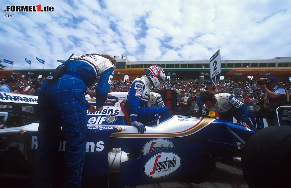 Klar ist: Wer den letzten Grand Prix gewinnt, der ist Champion. In den Straßen der australischen Metropole überrascht im Qualifying der gut genährte IndyCar-Rückkehrer Nigel Mansell mit der Pole-Position, doch die Welt starrt auf das Duell Schumacher versus Hill. Zu nachtschlafender Zeit ist ganz Deutschland auf den Beinen, um den ersten Champion der Geschichte zu feiern. Foto zur News: Klar ist: Wer den letzten Grand Prix gewinnt, der ist Champion. In den Straßen der australischen Metropole überrascht im Qualifying der gut genährte IndyCar-Rückkehrer Nigel Mansell mit der Pole-Position, doch die Welt starrt auf das Duell Schumacher versus Hill. Zu nachtschlafender Zeit ist ganz Deutschland auf den Beinen, um den ersten Champion der Geschichte zu feiern.