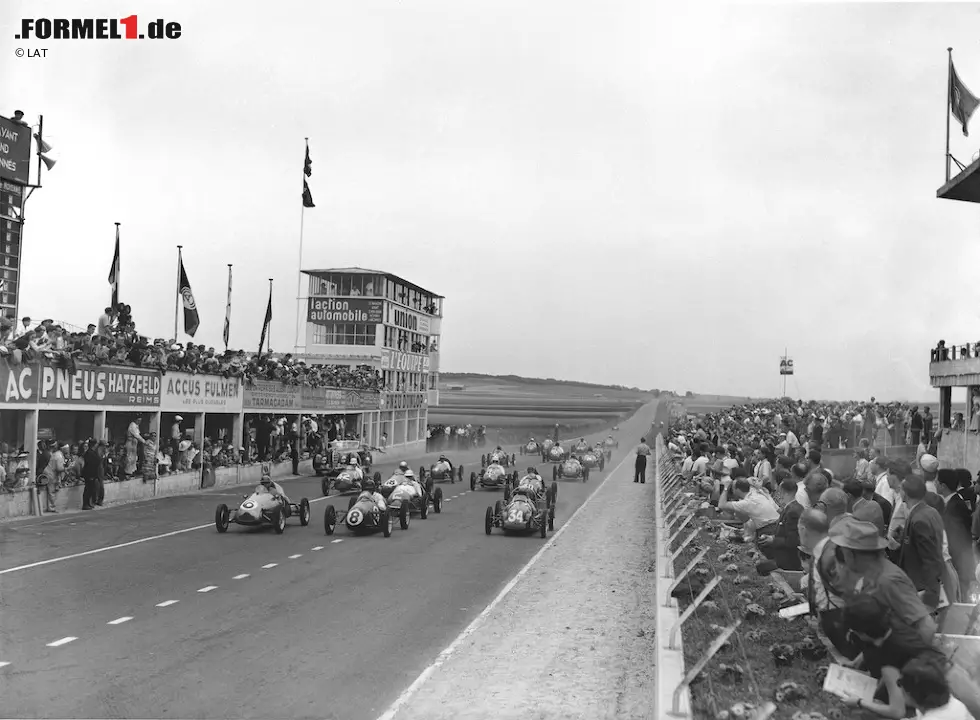 Viermal verschlug es die Formel 1 zurück nach Reims-Gueux: Die legendäre Bahn in der Champagne, die weitgehend über öffentliche Straßen führte, war 1950 erstmals im Kalender und kehrte zwischen 1953 und 1966 nach mehrfacher Abstinenz viermal zurück. In Frankreich wartete auf die Piloten ein Hochgeschwindigkeits-Mekka über 8,302 Kilometer, lediglich durch sechs Kurven gebremst - wobei einige davon den Namen "Kurve" gar nicht verdienten. Foto zur News: Viermal verschlug es die Formel 1 zurück nach Reims-Gueux: Die legendäre Bahn in der Champagne, die weitgehend über öffentliche Straßen führte, war 1950 erstmals im Kalender und kehrte zwischen 1953 und 1966 nach mehrfacher Abstinenz viermal zurück. In Frankreich wartete auf die Piloten ein Hochgeschwindigkeits-Mekka über 8,302 Kilometer, lediglich durch sechs Kurven gebremst - wobei einige davon den Namen "Kurve" gar nicht verdienten.