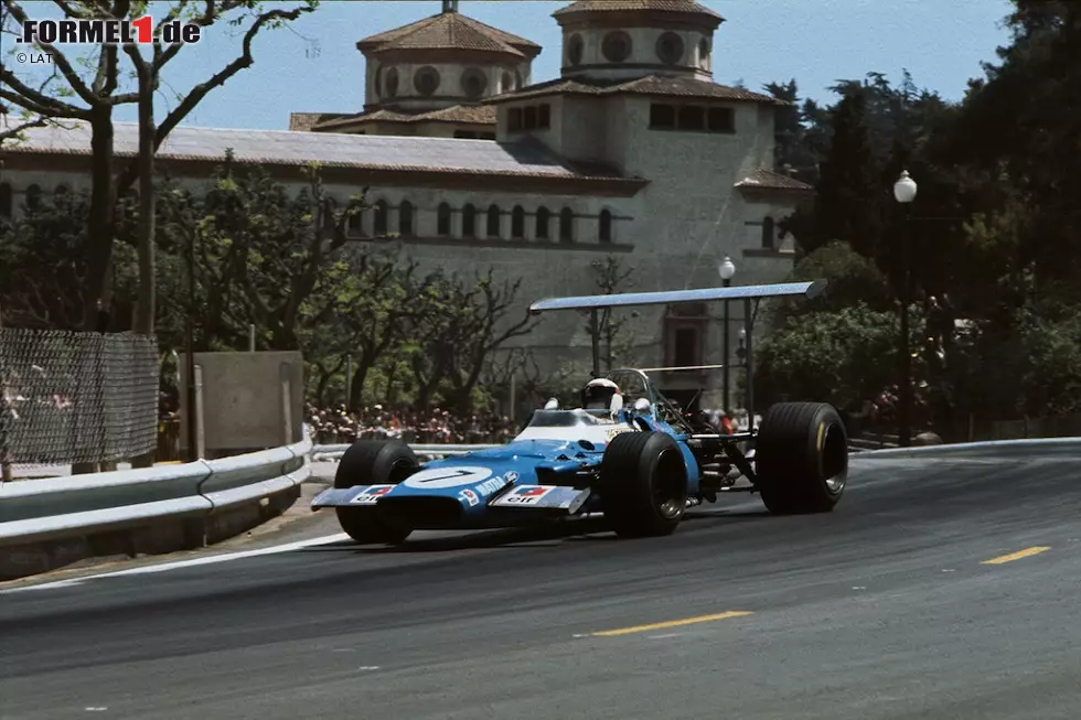 Barcelona ist die einzige Stadt, die an zwei Orten Gastgeber der Formel 1 war. Wesentlich weniger prominent als der Circuit de Catalunya - seit 1991 im Programm - ist die Strecke in Montjuic. 1969 debütierte der Straßenkurs rund um Barcelonas Hausberg. Es ging durch eine bewaldete Parklandschaft und Wohngebiete, die Zuschauer genossen den Ausblick auf den Hafen. Das Höllentempo sorgte für hohes Risiko. Und es hätte sogar eine dritte Kulisse geben können: 1951 und 1954 war der Vorort Pedralbes Austragungsort eines Formel-1-Rennens, allerdings ohne Berücksichtigung für die WM. Foto zur News: Barcelona ist die einzige Stadt, die an zwei Orten Gastgeber der Formel 1 war. Wesentlich weniger prominent als der Circuit de Catalunya - seit 1991 im Programm - ist die Strecke in Montjuic. 1969 debütierte der Straßenkurs rund um Barcelonas Hausberg. Es ging durch eine bewaldete Parklandschaft und Wohngebiete, die Zuschauer genossen den Ausblick auf den Hafen. Das Höllentempo sorgte für hohes Risiko. Und es hätte sogar eine dritte Kulisse geben können: 1951 und 1954 war der Vorort Pedralbes Austragungsort eines Formel-1-Rennens, allerdings ohne Berücksichtigung für die WM.