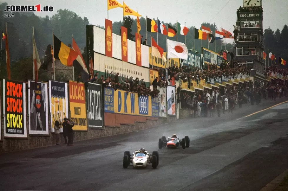 Meister des Comebacks (sieht man den planmäßig alternierenden Rennen ab) ist der Kurs in Spa-Francorchamps: Das "Gründungsmitglied" von 1950 war mehrfach gestrichen, schaffte aber siebenmal die Rückkehr und ist mit 7,004 Kilometern die längste Bahn des aktuellen Kalenders. Foto zur News: Meister des Comebacks (sieht man den planmäßig alternierenden Rennen ab) ist der Kurs in Spa-Francorchamps: Das "Gründungsmitglied" von 1950 war mehrfach gestrichen, schaffte aber siebenmal die Rückkehr und ist mit 7,004 Kilometern die längste Bahn des aktuellen Kalenders.