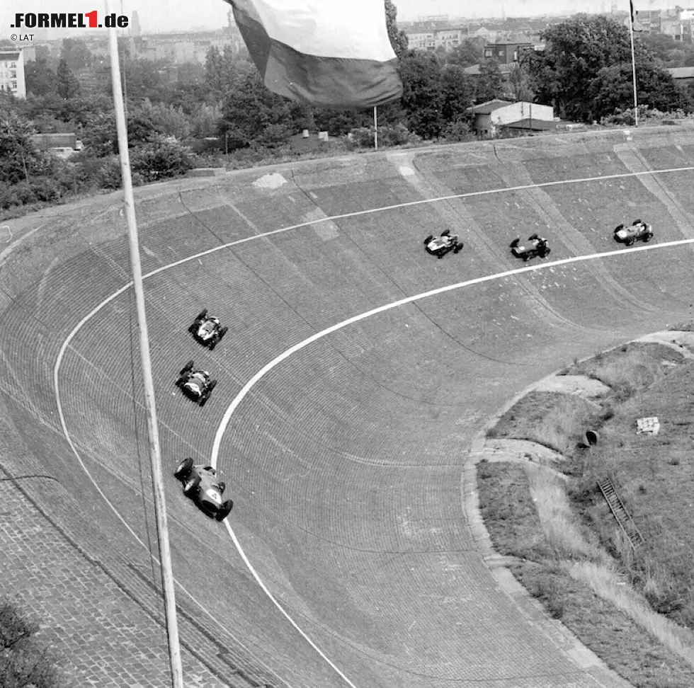 Foto zur News: ...die legendäre AVUS vor den Toren West-Berlins (1959),...