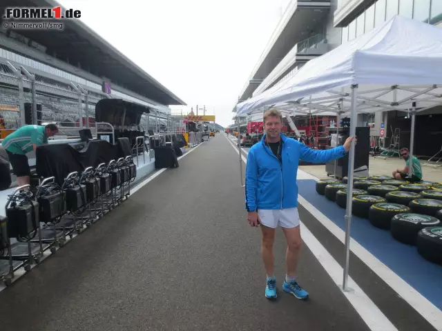 Foto zur News: Vor dem Start: Safety-Car-Fahrer Bernd Mayländer stretcht noch kurz seine Muskeln durch, dann kann's losgehen mit dem "Track-Run" in Sotschi, gemeinsam mit Chefredakteur Christian Nimmervoll. 5,853 Kilometer auf der Strecke im Olympiapark liegen vor uns.