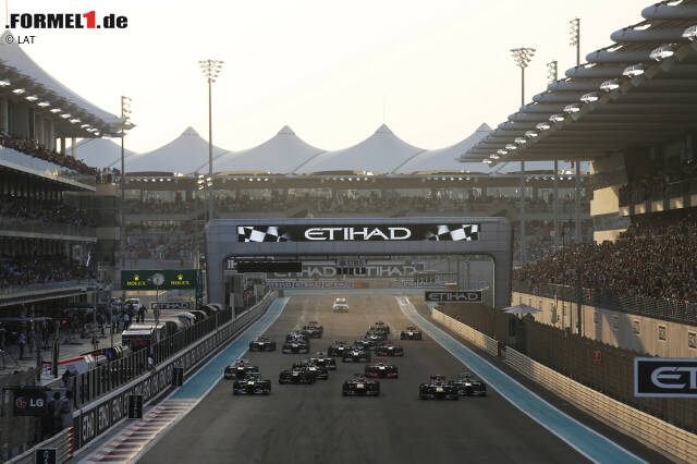 Willkommen in Abu Dhabi, willkommen im Reich von 1.001 Nacht. 2009 macht sich die Formel 1 erstmals auf in das neue Prunkstück des Kalenders - dem Rennen auf dem Yas Marina Circuit. Auf der Yas-Insel in den Vereinigten Arabischen Emiraten haben die Verantwortlichen keine Kosten und Mühen gescheut, um den Grand Prix zu einem der aufsehenerregendsten zu machen. Auf und neben der Strecke sieht alles edler als edel aus. Sogar unter einem Hotel müssen die Piloten hindurch fahren. Willkommen in Abu Dhabi, willkommen im Reich von 1.001 Nacht. 2009 macht sich die Formel 1 erstmals auf in das neue Prunkstück des Kalenders - dem Rennen auf dem Yas Marina Circuit. Auf der Yas-Insel in den Vereinigten Arabischen Emiraten haben die Verantwortlichen keine Kosten und Mühen gescheut, um den Grand Prix zu einem der aufsehenerregendsten zu machen. Auf und neben der Strecke sieht alles edler als edel aus. Sogar unter einem Hotel müssen die Piloten hindurch fahren.
