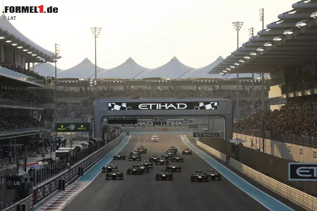 Foto zur News: Willkommen in Abu Dhabi, willkommen im Reich von 1.001 Nacht. 2009 macht sich die Formel 1 erstmals auf in das neue Prunkstück des Kalenders - dem Rennen auf dem Yas Marina Circuit. Auf der Yas-Insel in den Vereinigten Arabischen Emiraten haben die Verantwortlichen keine Kosten und Mühen gescheut, um den Grand Prix zu einem der aufsehenerregendsten zu machen. Auf und neben der Strecke sieht alles edler als edel aus. Sogar unter einem Hotel müssen die Piloten hindurch fahren.