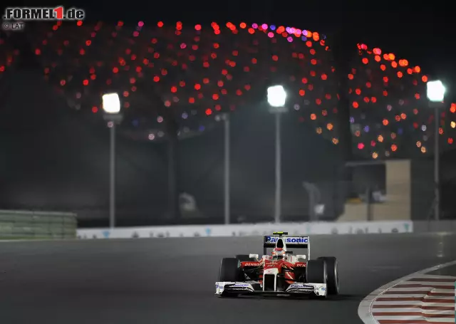 Doch nicht nur Brawn verabschiedet sich an diesem Tag aus der Formel 1: Mit BMW und Toyota verliert die Königsklasse im Anschluss an das Rennen zwei große Hersteller, die den Stecker ziehen. Zumindest Kamui Kobayashi, der als Ersatz des verletzten Timo Glock startet, weiß zu überzeugen und fährt überraschend Rang sechs nach Hause, was Sauber nicht entgeht, die den Japaner für 2010 verpflichten. Foto zur News: Doch nicht nur Brawn verabschiedet sich an diesem Tag aus der Formel 1: Mit BMW und Toyota verliert die Königsklasse im Anschluss an das Rennen zwei große Hersteller, die den Stecker ziehen. Zumindest Kamui Kobayashi, der als Ersatz des verletzten Timo Glock startet, weiß zu überzeugen und fährt überraschend Rang sechs nach Hause, was Sauber nicht entgeht, die den Japaner für 2010 verpflichten.