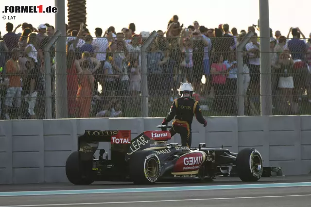 Foto zur News: Ein Jahr später zeigt sich allerdings wieder die Kehrseite Räikkönens. Der Finne muss von ganz hinten starten und fährt sich bereits in der ersten Kurve die Aufhängung am Caterham von Giedo van der Garde kaputt - einige böse Zungen spekulieren über Rache für die ausbleibenden Gehaltszahlungen seines Teams. Das kann allerdings nie bewiesen werden, doch der Finne verlässt Abu Dhabi noch während des Rennens - mit Badelatschen in seinem Privatauto.