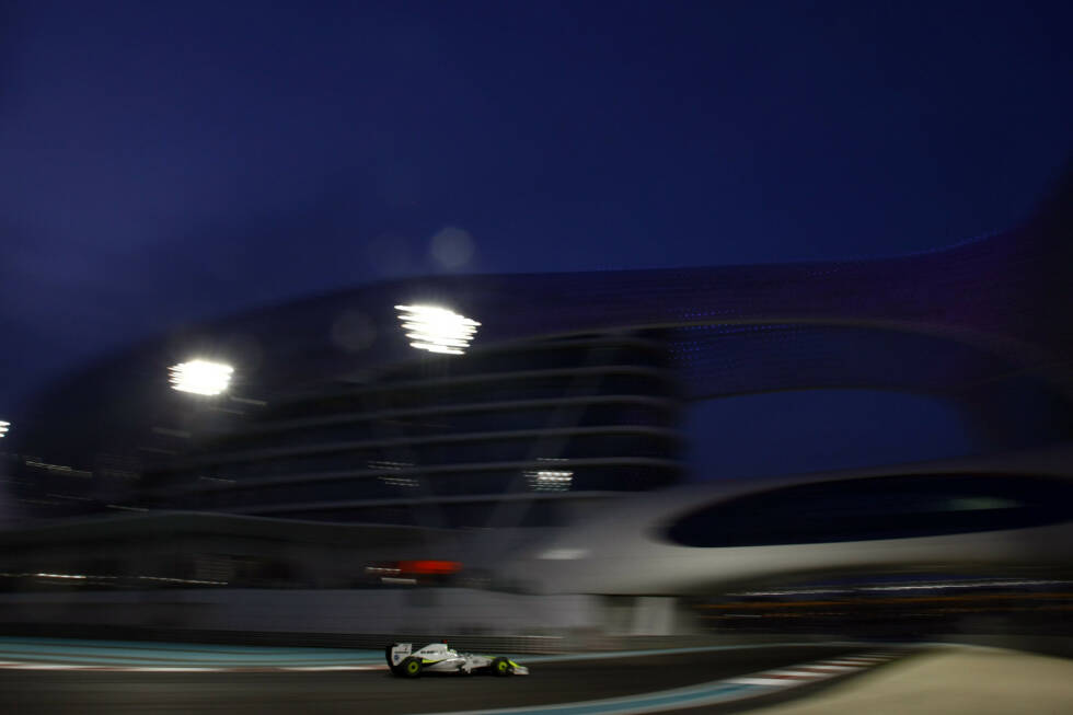 Foto zur News: Schon beim Debüt 2009 findet die Formel-1-Saison in Abu Dhabi ihren krönenden Abschluss. Doch da es damals noch keine doppelten Punkte zu vergeben gibt, steht der Weltmeister bereits vor dem Rennen fest. Jenson Button sicherte sich bereits in Brasilien die Krone, somit liegt der Fokus beim Finale auf den Prachtbauten und der Tatsache, dass erstmals ein Rennen bei Tageslicht gestartet und im Dunkeln beendet wird.