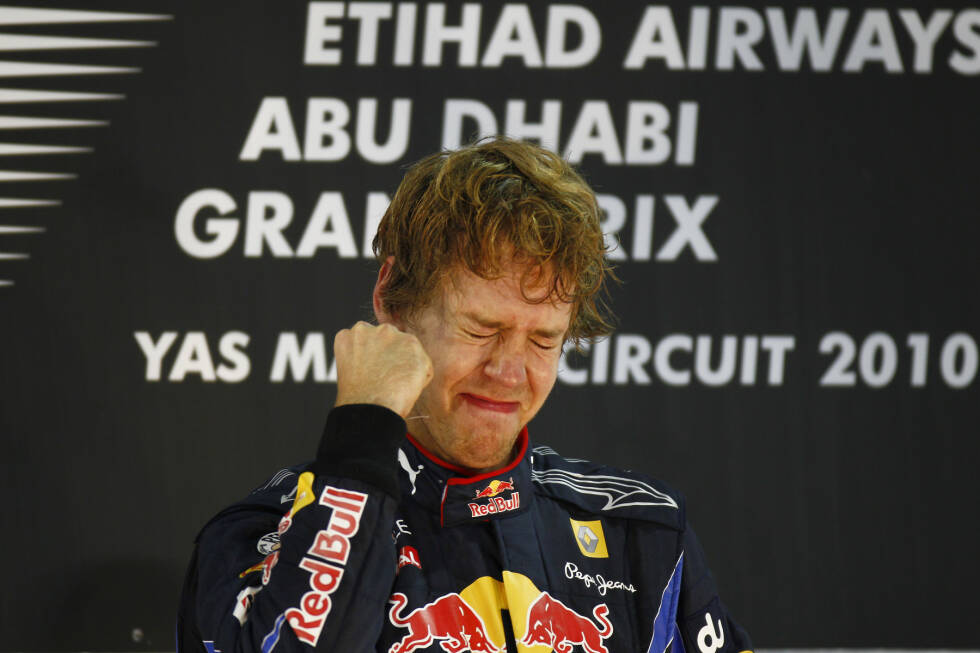 Foto zur News: Der lachende (oder weinende) Dritte wird somit Sebastian Vettel, der den Grand Prix wie im Vorjahr für sich entscheiden kann und seinen ersten WM-Titel feiern darf. Auf dem Podest übermannen den Red-Bull-Piloten die Gefühle, während auch bei den Verlierern Tränen fließen.