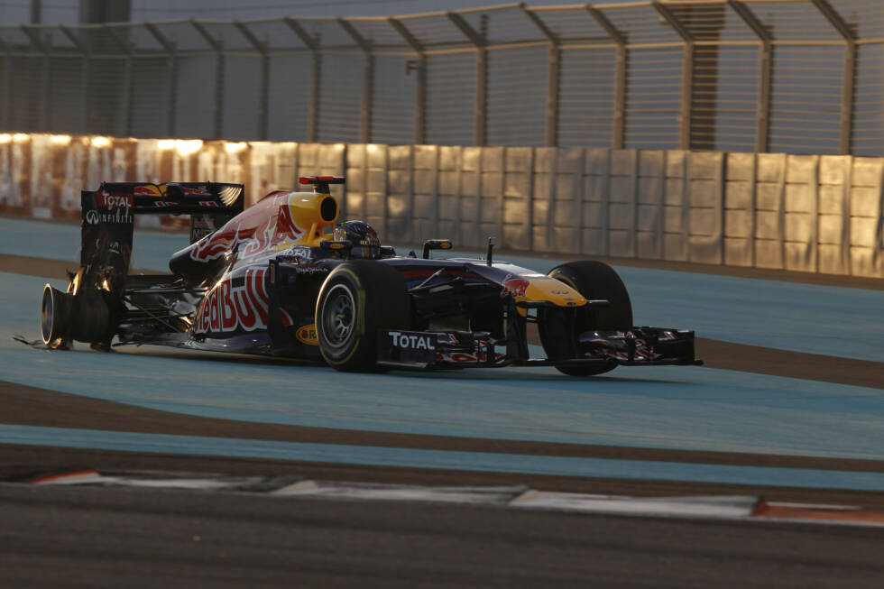 Foto zur News: 2011 reist Vettel dann bereits als zweifacher Weltmeister nach Abu Dhabi, denn den Titel macht er schon lange vorher klar. Auch auf dem Yas Marina Circuit ist der Heppenheimer der dominierende Mann und geht das Rennen von Pole aus an. Weit kommt er allerdings nicht: Schon in Kurve 1 schlitzt ihm Lewis Hamilton den Reifen auf und sorgt so für dessen ersten und einzigen Ausfall der Saison.