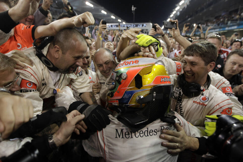 Foto zur News: Damit ist der Weg frei für den Briten, der seinen dritten Saisonsieg einfährt. Schon 2009 war Hamilton nah dran am Sieg, musste allerdings mit einem technischen Defekt in Führung liegend aufgeben. Jetzt holt der McLaren-Pilot seinen fälligen Erfolg nach.