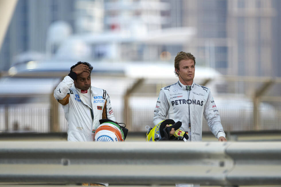 Foto zur News: Ein wahres Crashfestival steigt 2012: Zunächst erwischt es Nico Rosberg, der über den plötzlich langsamer werdenden HRT von Narain Karthikeyan schießt und abhebt. Beide Piloten bleiben unverletzt, doch der Schock sitzt ihnen sichtbar in den Gliedern.