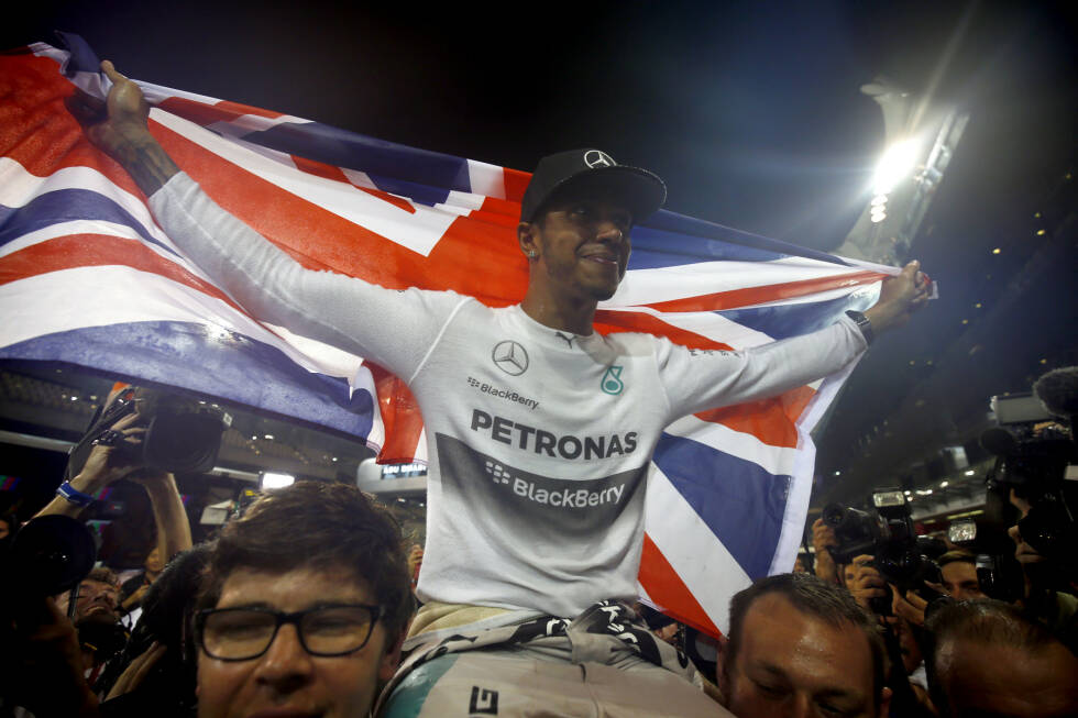 Foto zur News: Sieg und Titel gehen somit an seinen Teamkollegen Lewis Hamilton. Mit seinem zweiten WM-Titel krönt sich der Brite außerdem zum ersten Mercedes-Champion seit Juan Manuel Fangio 1955.