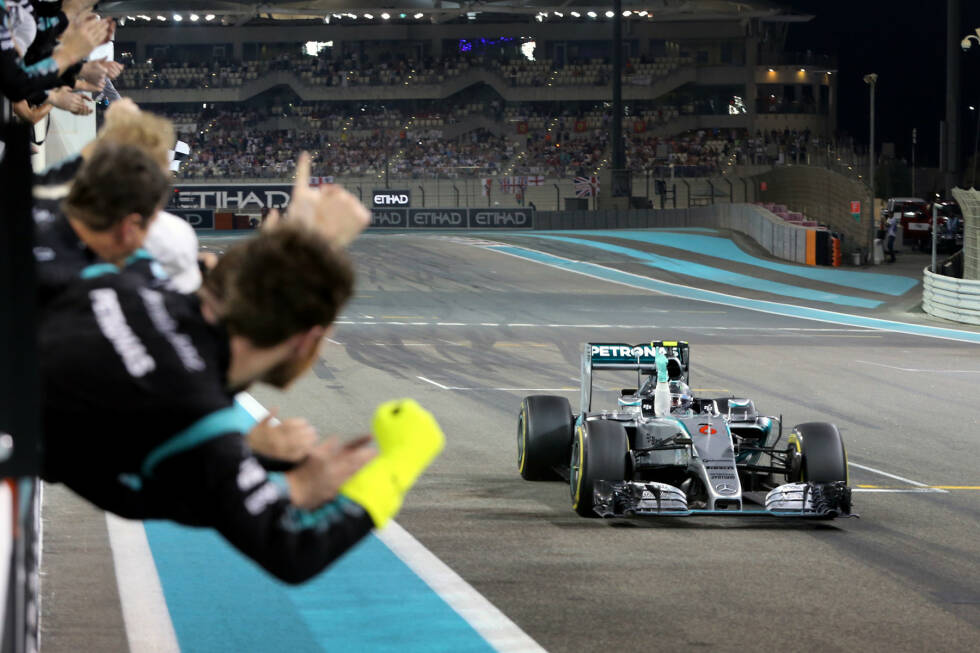Foto zur News: 2015 besitzt der Abu-Dhabi-Grand-Prix nur noch statistischen Wert. Alle wichtigen Entscheidungen sind schon lange vor dem Rennen gefallen, sodass es einen ruhigen Ausklang gibt. Nico Rosberg holt sich seinen dritten Sieg in Folge, nachdem er die WM längst verloren hat.