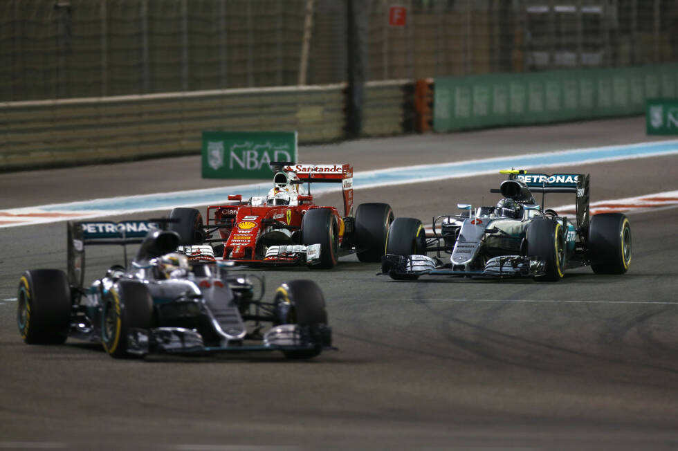 Foto zur News: Ganz anders ist die Ausgangslage 2016: Rosberg reist als WM-Führender an und muss (im Falle eines Sieges seines Rivalen Hamilton) nur Vierter werden, um sich die Krone aufzusetzen. Der Brite bemächtigt sich aller Tricks: Als die Silberpfeile ungefährdet auf den Plätzen eins und zwei liegen, bremst er Rosberg ein, damit die Konkurrenten aufschließen und dem Deutschen Punkte wegnehmen. Mercedes will Hamilton die Aktion im Boxenfunk verbieten, aber er entgegnet nur, dass er Weltmeister werden wollle ...