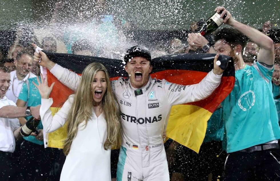 Foto zur News: Zwar greift Sebastian Vettel Rosberg sogar an, doch er behauptet Rang zwei und wird zum ersten und einzigen Mal in seiner Karriere Formel-1-Weltmeister. Hamilton sorgt für eine riesige Kontroverse, die Mercedes-Bosse sind stinksauer und denken über eine interne Bestrafung nach. Rosberg erklärt eine Woche nach dem Triumph seinen Rücktritt vom aktiven Motorsport.