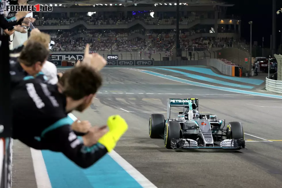 2015 besitzt der Abu-Dhabi-Grand-Prix nur noch statistischen Wert. Alle wichtigen Entscheidungen sind schon lange vor dem Rennen gefallen, sodass es einen ruhigen Ausklang gibt. Nico Rosberg holt sich seinen dritten Sieg in Folge, nachdem er die WM längst verloren hat. Foto zur News: 2015 besitzt der Abu-Dhabi-Grand-Prix nur noch statistischen Wert. Alle wichtigen Entscheidungen sind schon lange vor dem Rennen gefallen, sodass es einen ruhigen Ausklang gibt. Nico Rosberg holt sich seinen dritten Sieg in Folge, nachdem er die WM längst verloren hat.