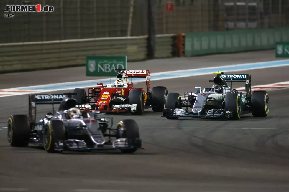 Ganz anders ist die Ausgangslage 2016: Rosberg reist als WM-Führender an und muss (im Falle eines Sieges seines Rivalen Hamilton) nur Vierter werden, um sich die Krone aufzusetzen. Der Brite bemächtigt sich aller Tricks: Als die Silberpfeile ungefährdet auf den Plätzen eins und zwei liegen, bremst er Rosberg ein, damit die Konkurrenten aufschließen und dem Deutschen Punkte wegnehmen. Mercedes will Hamilton die Aktion im Boxenfunk verbieten, aber er entgegnet nur, dass er Weltmeister werden wollle ... Foto zur News: Ganz anders ist die Ausgangslage 2016: Rosberg reist als WM-Führender an und muss (im Falle eines Sieges seines Rivalen Hamilton) nur Vierter werden, um sich die Krone aufzusetzen. Der Brite bemächtigt sich aller Tricks: Als die Silberpfeile ungefährdet auf den Plätzen eins und zwei liegen, bremst er Rosberg ein, damit die Konkurrenten aufschließen und dem Deutschen Punkte wegnehmen. Mercedes will Hamilton die Aktion im Boxenfunk verbieten, aber er entgegnet nur, dass er Weltmeister werden wollle ...